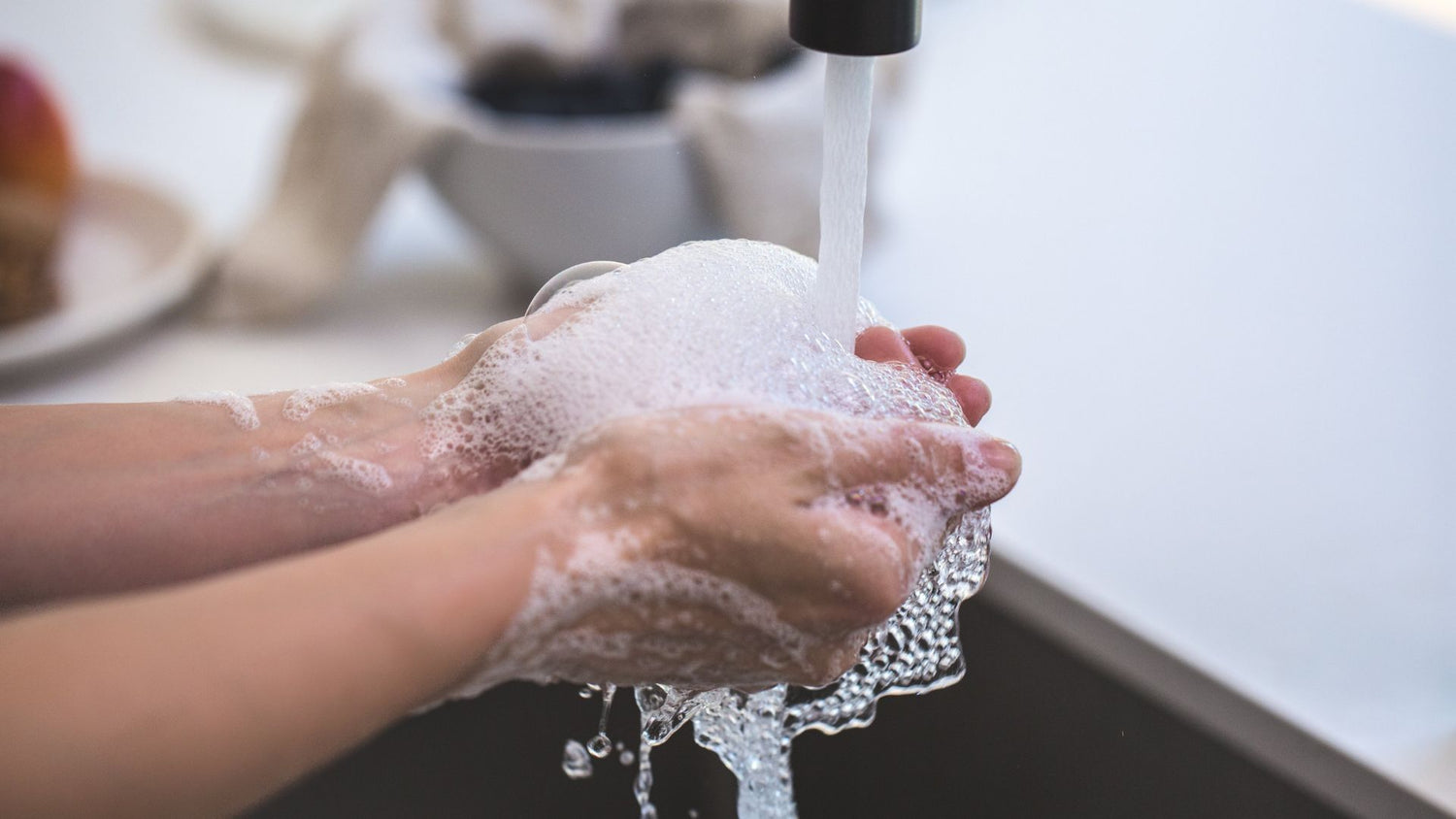 Une personne se lavant les mains. représentant l'hygiène corporelle